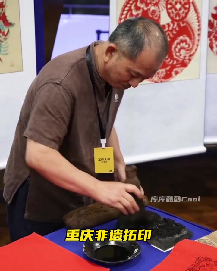 pg电子河南站-感受中国传统文化！库里中国行体验重庆非遗拓印&amp;剪纸
